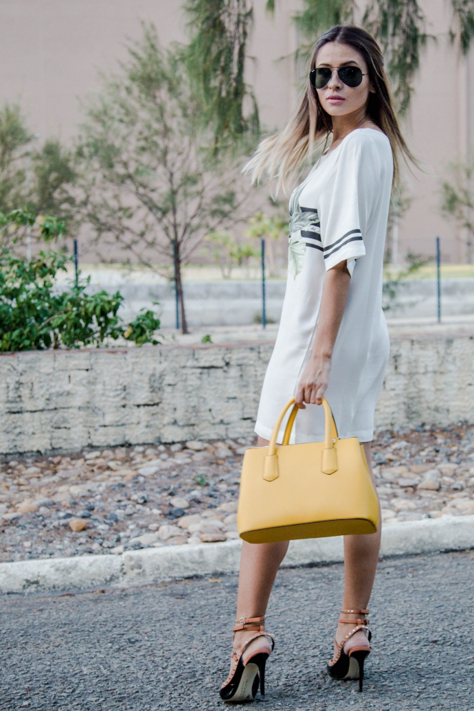 vestido estampado com scarpin