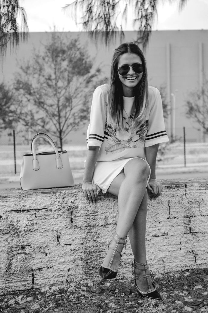 vestido estampado com scarpin